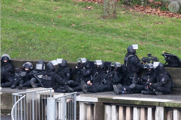 Les forces de police s'apprêtent à donner à l'assaut au supermarché "Hyper Cacher" de la porte de Vincennes, où le suspect présumé de la fusillade de Montrouge a pris des otages. Paris, le 9 janvier 2015.