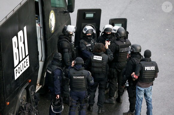 Les forces de police s'apprêtent à donner à l'assaut au supermarché "Hyper Cacher" de la porte de Vincennes, où le suspect présumé de la fusillade de Montrouge a pris des otages. Paris, le 9 janvier 2015.