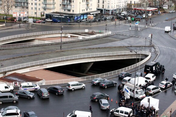 Les forces de police s'apprêtent à donner à l'assaut au supermarché "Hyper Cacher" de la porte de Vincennes, où le suspect présumé de la fusillade de Montrouge a pris des otages. Paris, le 9 janvier 2015.