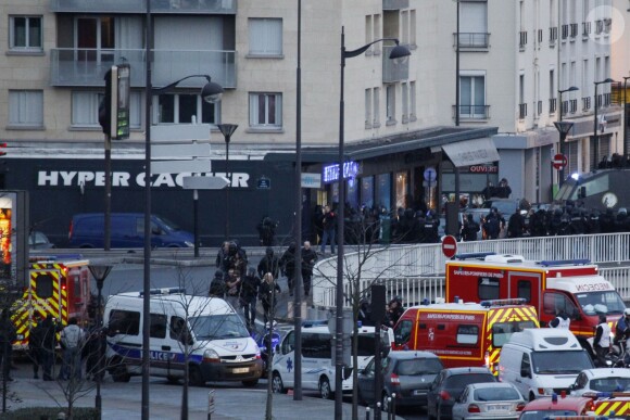 Assaut des forces de l'ordre et libération des otages qui se trouvaient dans le supermarché cacher "Hyper Cacher" porte de Vincennes à Paris, le 9 janvier 2015.  Assault by policemen and liberation of the hostages at a kosher grocery store « Hyper Cacher » in Porte de Vincennes, eastern Paris, on January 9, 2015.09/01/2015 - 
