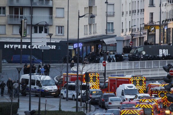 Assaut des forces de l'ordre et libération des otages qui se trouvaient dans le supermarché cacher "Hyper Cacher" porte de Vincennes à Paris, le 9 janvier 2015.  Assault by policemen and liberation of the hostages at a kosher grocery store « Hyper Cacher » in Porte de Vincennes, eastern Paris, on January 9, 2015.09/01/2015 - 