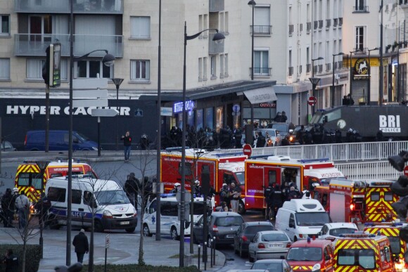 Assaut des forces de l'ordre et libération des otages qui se trouvaient dans le supermarché cacher "Hyper Cacher" porte de Vincennes à Paris, le 9 janvier 2015.  Assault by policemen and liberation of the hostages at a kosher grocery store « Hyper Cacher » in Porte de Vincennes, eastern Paris, on January 9, 2015.09/01/2015 - 