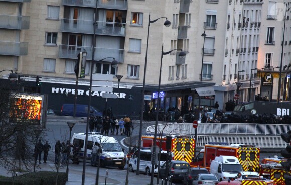 Assaut des forces de l'ordre et libération des otages qui se trouvaient dans le supermarché cacher "Hyper Cacher" porte de Vincennes à Paris, le 9 janvier 2015.  Assault by policemen and liberation of the hostages at a kosher grocery store « Hyper Cacher » in Porte de Vincennes, eastern Paris, on January 9, 2015.09/01/2015 - 