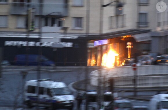 Assaut des forces de l'ordre et libération des otages qui se trouvaient dans le supermarché cacher "Hyper Cacher" porte de Vincennes à Paris, le 9 janvier 2015.  Assault by policemen and liberation of the hostages at a kosher grocery store « Hyper Cacher » in Porte de Vincennes, eastern Paris, on January 9, 2015.09/01/2015 - 