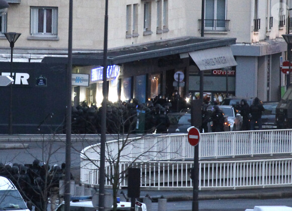 Assaut des forces de l'ordre et libération des otages qui se trouvaient dans le supermarché cacher "Hyper Cacher" porte de Vincennes à Paris, le 9 janvier 2015.
