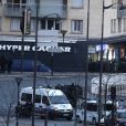 Assaut des forces de l'ordre et libération des otages qui se trouvaient dans le supermarché cacher "Hyper Cacher" porte de Vincennes à Paris, le 9 janvier 2015.