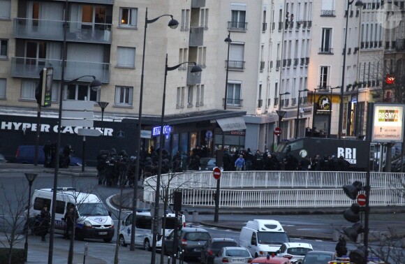 Assaut des forces de l'ordre et libération des otages qui se trouvaient dans le supermarché cacher "Hyper Cacher" porte de Vincennes à Paris, le 9 janvier 2015.