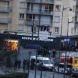 Assaut des forces de l'ordre et libération des otages qui se trouvaient dans le supermarché cacher "Hyper Cacher" porte de Vincennes à Paris, le 9 janvier 2015.
