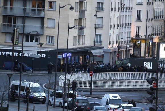 Assaut des forces de l'ordre et libération des otages qui se trouvaient dans le supermarché cacher "Hyper Cacher" porte de Vincennes à Paris, le 9 janvier 2015.