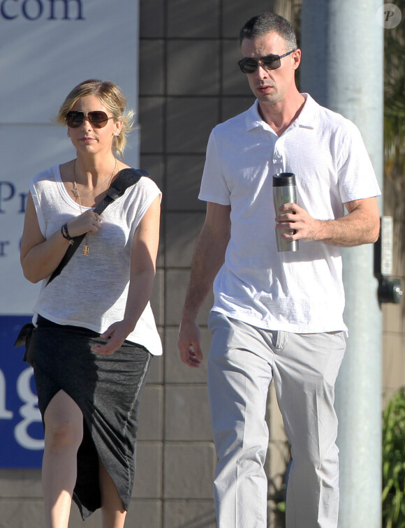 Exclusif - Sarah Michelle Gellar et son mari Freddie Prinze Jr (qui se remet d'une opération à la colonne vertébrale faite fin novembre) dans les rues de Santa Monica, le 7 janvier 2015.