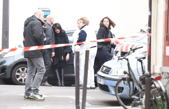 L'ancienne secrétaire d'état Jeannette Bougrab devant le siège du magazine Charlie Hebdo à Paris, le 7 janvier 2015, où a eu lieu une attaque qui a fait 12 morts dont les dessinateurs son compagnon Charb, Cabu et Georges Wolinski.