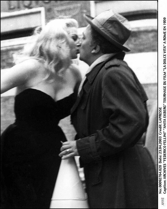 Federico Fellini et Anita Ekberg sur le tournage du film La Dolce Vita à Rome en 1959