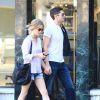 L'acteur Topher Grace se promene avec sa compagne dans les rues de Santa Barbara. Le 25 janvier 2014 