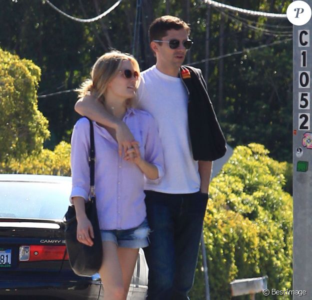 L'acteur Topher Grace se promene avec sa compagne dans les rues de Santa Barbara. Le 25 janvier 2014 