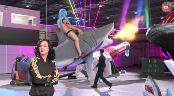 Katy Perry pas convaincu par des cavaliers chevauchant des requins cracheurs de feu, dans son centre d'essai des idées pour le show de la mi-temps du prochain Super Bowl du 1er février 2015