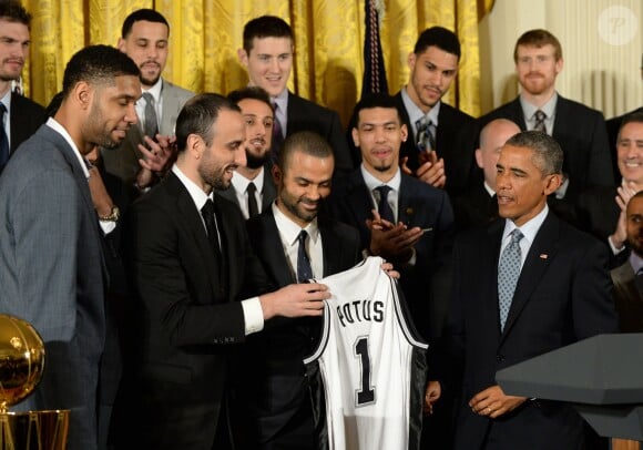 Barack Obama a reçu un maillot des Spurs de Tony Parker et Boris Diaw à la Maison Blanche à Washington, le 12 janvier 2015, suite à leur titre de champion NBA 2014