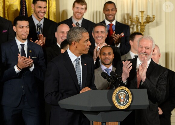 Barack Obama et Gregg Popovich à la Maison Blanche à Washington, le 12 janvier 2015, suite au titre de champion NBA 2014 des Spurs de San Antonio
