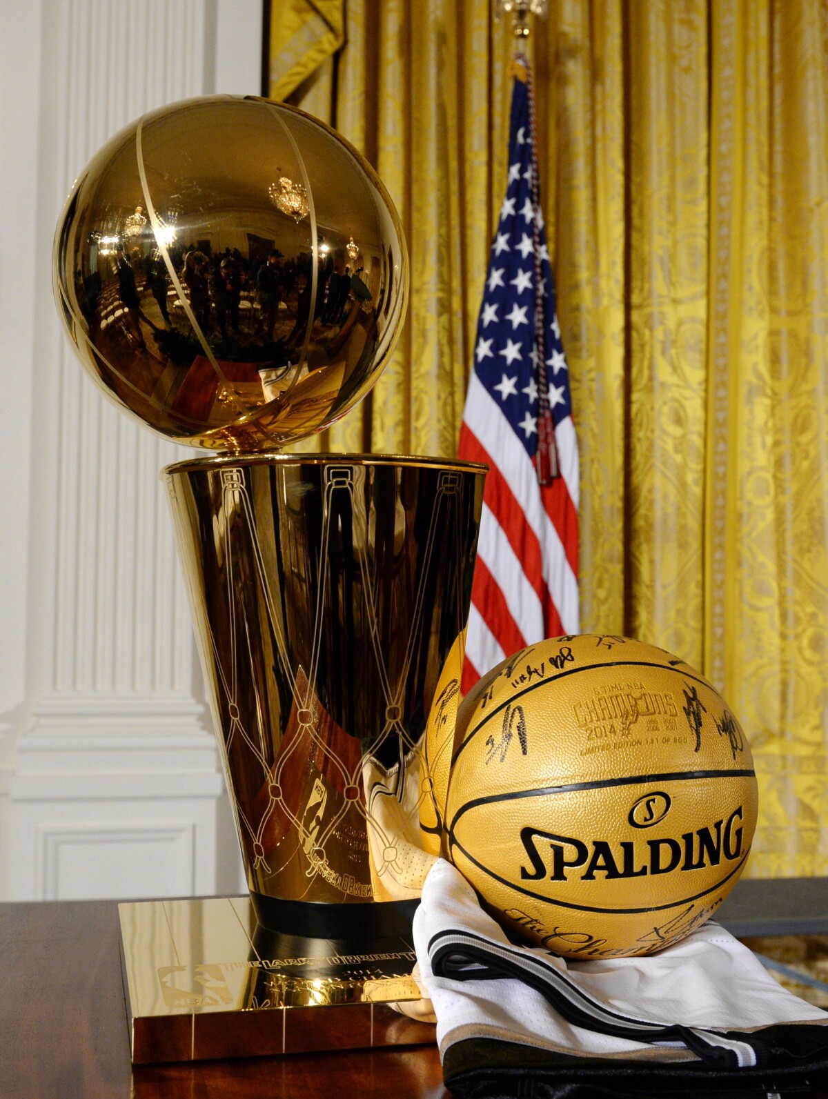 Vidéo : Le Trophée De Champion NBA Et Un Ballon Dédicacé Offert Au ...