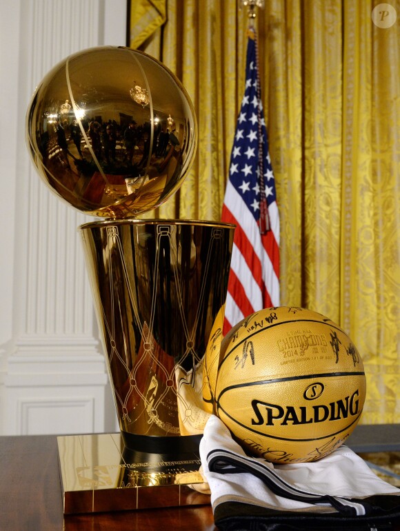 Le trophée de champion NBA et un ballon dédicacé offert au président Barack Obama par les San Antonio Spurs de Tony Parker et Boris Diaw à la Maison Blanche à Washington, le 12 janvier 2015