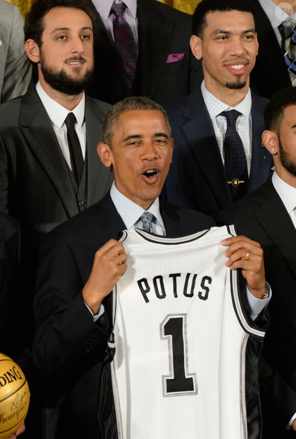 Barack Obama et son maillot POTUS reçu des Spurs de Tony Parker et Boris Diaw à la Maison Blanche à Washington, le 12 janvier 2015, suite à leur titre de champion NBA 2014
