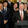 Barack Obama et Gregg Popovich, le coach des Spurs de San Antonio, champion NBA 2014, à la Maison Blanche le 12 janvier 2015 à Washington
