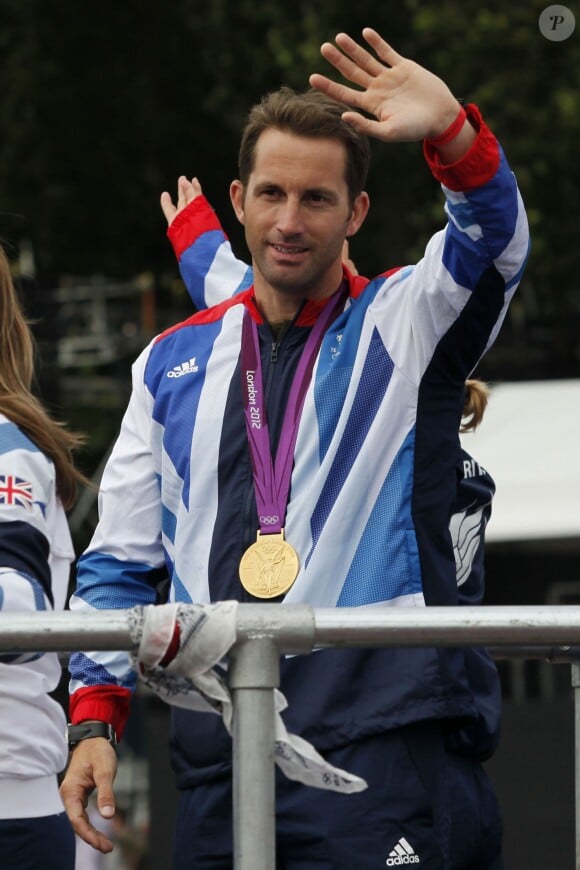 Ben Ainslie et sa médaille olympique décrochée à Londres, lors de la parade des athlètes le 10 septembre 2012 à Londres