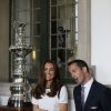 Kate Middleton et Sir Ben Ainslie lors d'une visite au National Maritime Museum de Londres, avec présentation de la Coupe de l'America, le 10 juin 2014