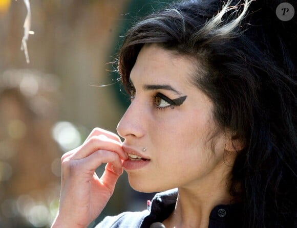 Amy Winehouse donne à manger aux animaux lors de la visite d'un zoo le 19 avril 2007  