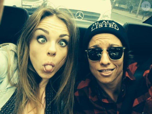 Sara (Secret Story 8) complice avec sa petite amie Aurore, en plein selfie, le mercredi 24 septembre 2014.