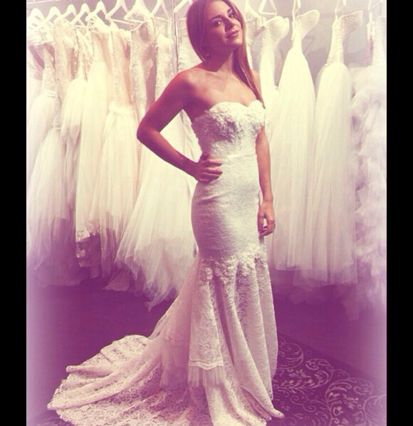 Sara Ange pose en robe de mariée, en janvier 2015.