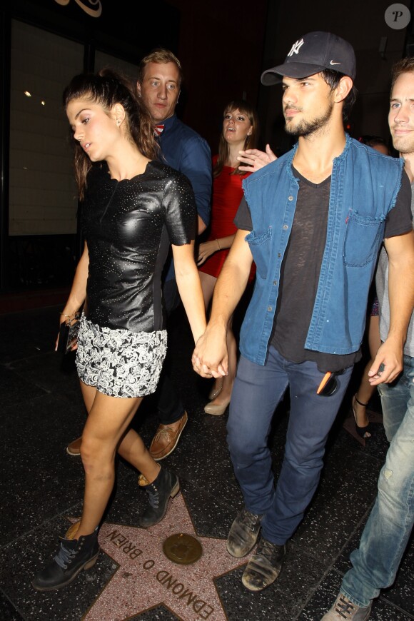 Taylor Lautner et Marie Avgeropoulos à Los Angeles, le 22 août 2014.
