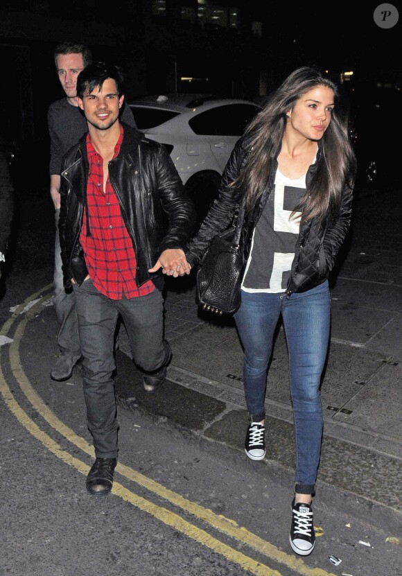 Taylor Lautner et Marie Avgeropoulos à Londres le 13 avril 2013.