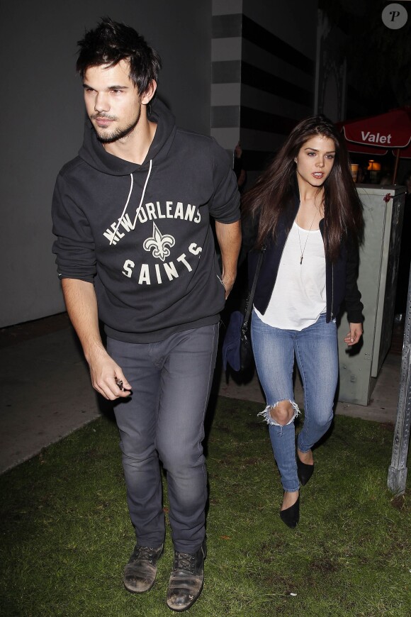 Taylor Lautner et Marie Avgeropoulos à Los Angeles, le 11 décembre 2013.