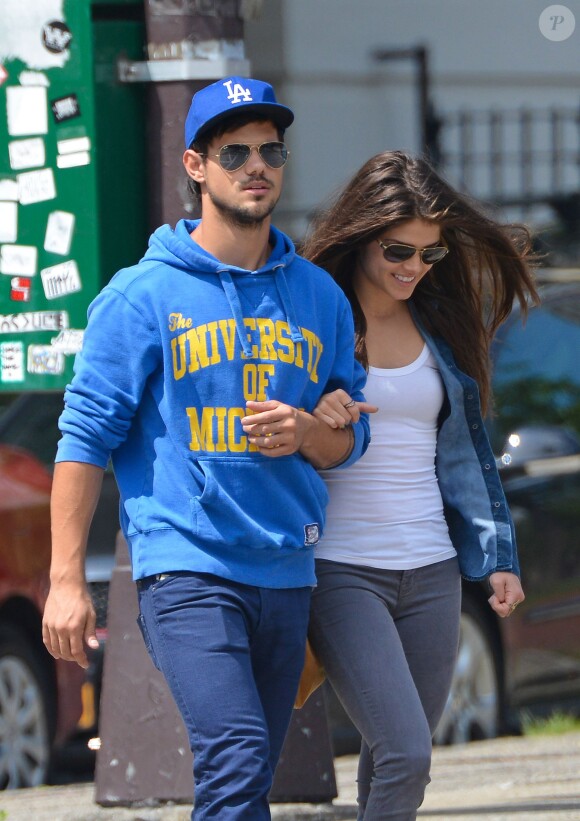 Exclusif - Taylor Lautner et sa petite amie Marie Avgeropoulos se baladent main dans la main à New York, le 3 août 2013.