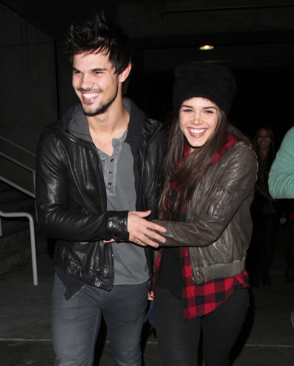 Taylor Lautner et sa compagne Marie Avgeropoulos à Los Angeles, le 9 décembre 2013.