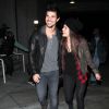 Taylor Lautner et sa compagne Marie Avgeropoulos à Los Angeles, le 9 décembre 2013.