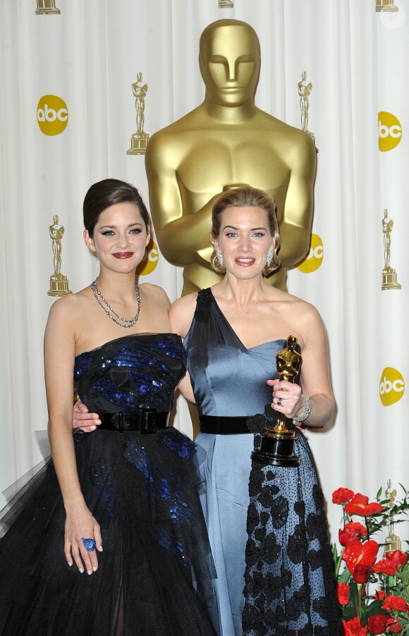 Kate Winslet, lauréate d'un prix, et Marion Cotillard lors de la cérémonie des Oscars 2009