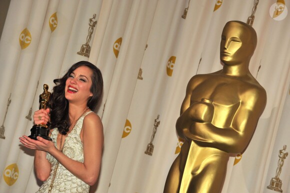 Marion Cotillard, dans une robe Jean Paul Gaultier, lors des Oscars 2008. Elle a remporté le prix de la meilleure actrice pour La Môme