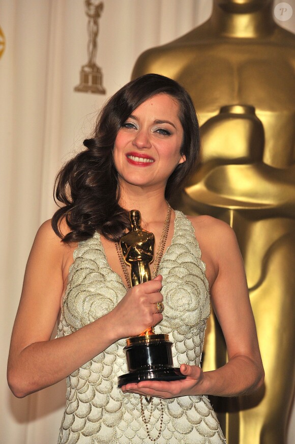 Marion Cotillard, dans une robe Jean Paul Gaultier, lors des Oscars 2008. Elle a remporté le prix de la meilleure actrice pour La Môme