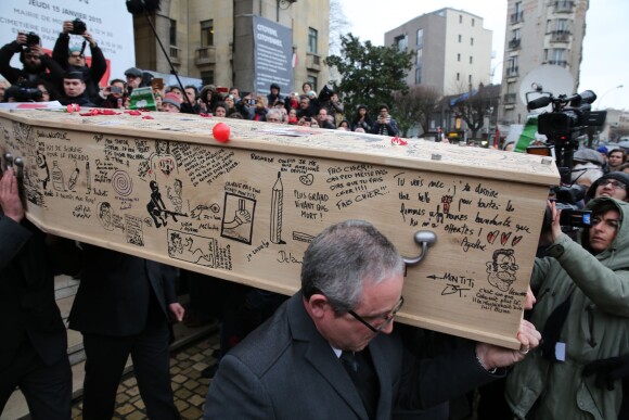 Sortie du cercueil de Tignous (Bernard Verlhac) de la mairie de Montreuil, le 15 janvier 2015. Il est mort à 57 ans, assassiné dans l'attentat contre Charlie Hebdo. 