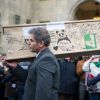 Sortie du cercueil de Tignous (Bernard Verlhac) de la mairie de Montreuil, le 15 janvier 2015. Le dessinateur est mort à 57 ans, assassiné dans l'attentat contre Charlie Hebdo. 