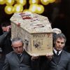 Sortie du cercueil de Tignous (Bernard Verlhac) de la mairie de Montreuil, le 15 janvier 2015. Le dessinateur est mort à 57 ans, tué dans l'attentat contre Charlie Hebdo. 