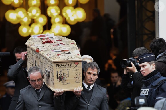 Sortie du cercueil de Tignous (Bernard Verlhac) de la mairie de Montreuil, le 15 janvier 2015. Le dessinateur est mort à 57 ans, tué dans l'attentat contre Charlie Hebdo. 