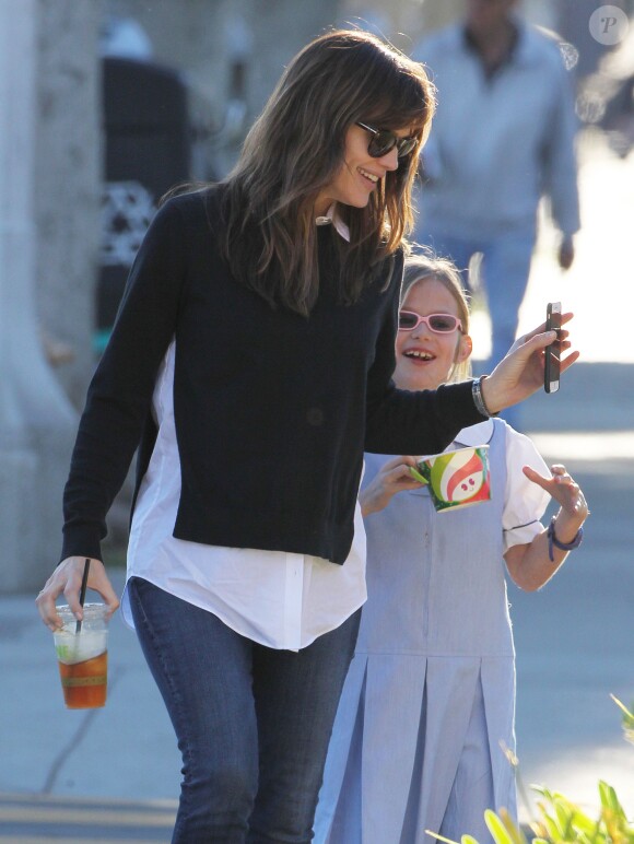 l'actrice Jennifer Garner emmène sa fille Violet déguster un frozen yogurt à Santa Monica, le 15 janvier 2015. 