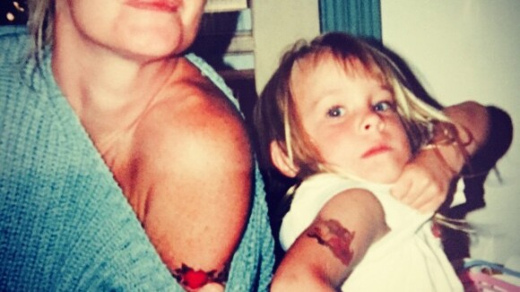 Dakota Johnson à 4 ans : Elle exhibe fièrement son tattoo au côté de sa mère