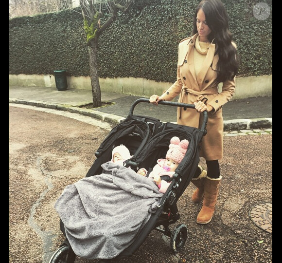 Jade Foret se promène avec ses deux adorables filles, Mila et Liva. Janvier 2015.