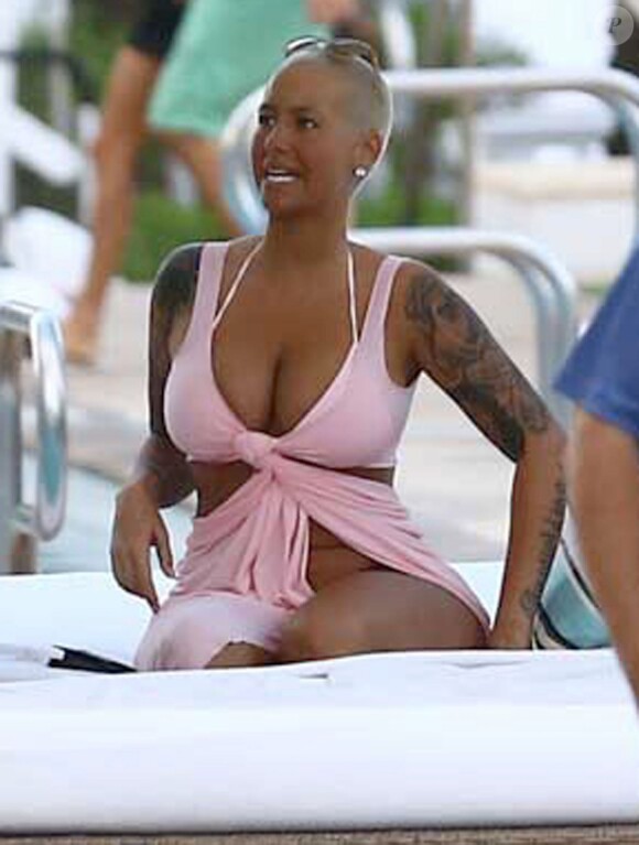 Amber Rose se relaxe au bord d'une piscine à Miami, le 17 janvier 2015.