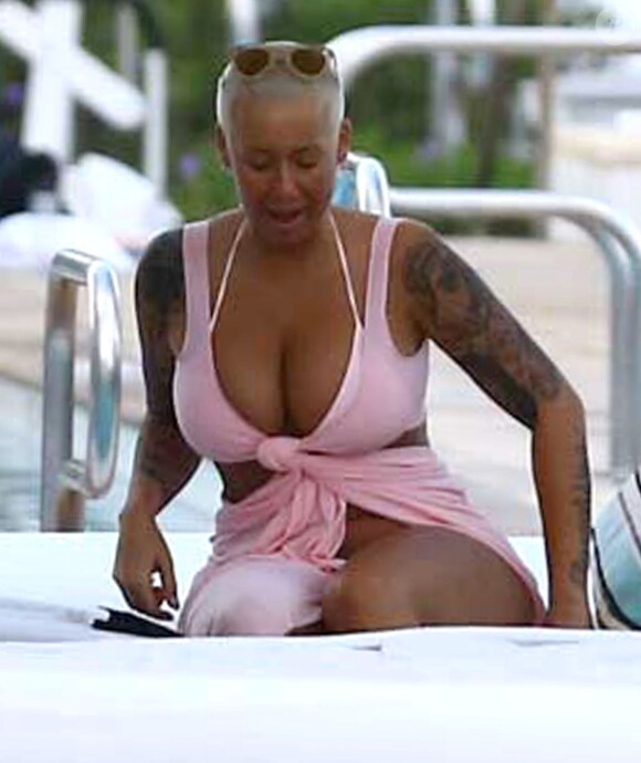Amber Rose se relaxe au bord d'une piscine à Miami, le 17 janvier 2015.