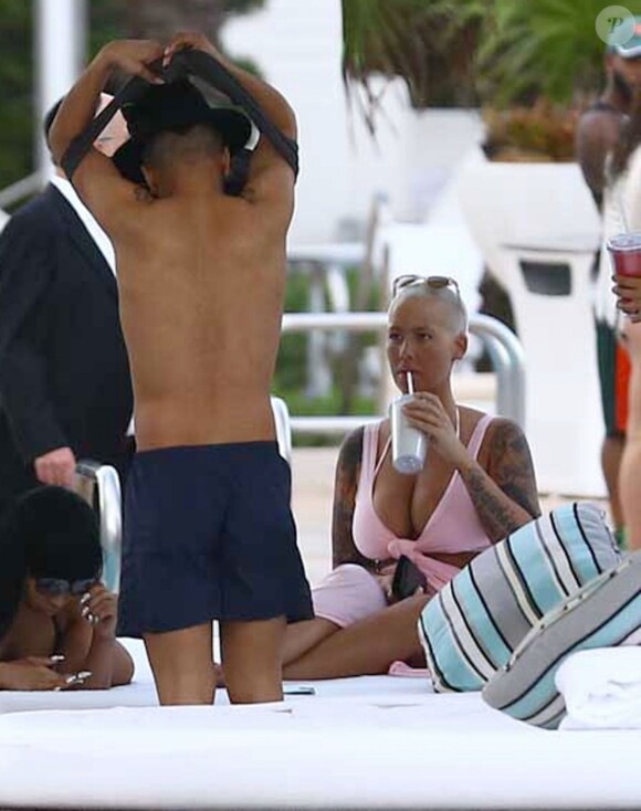 Amber Rose se relaxe au bord d'une piscine à Miami, le 17 janvier 2015.