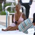 Amber Rose se relaxe au bord d'une piscine à Miami, le 17 janvier 2015.